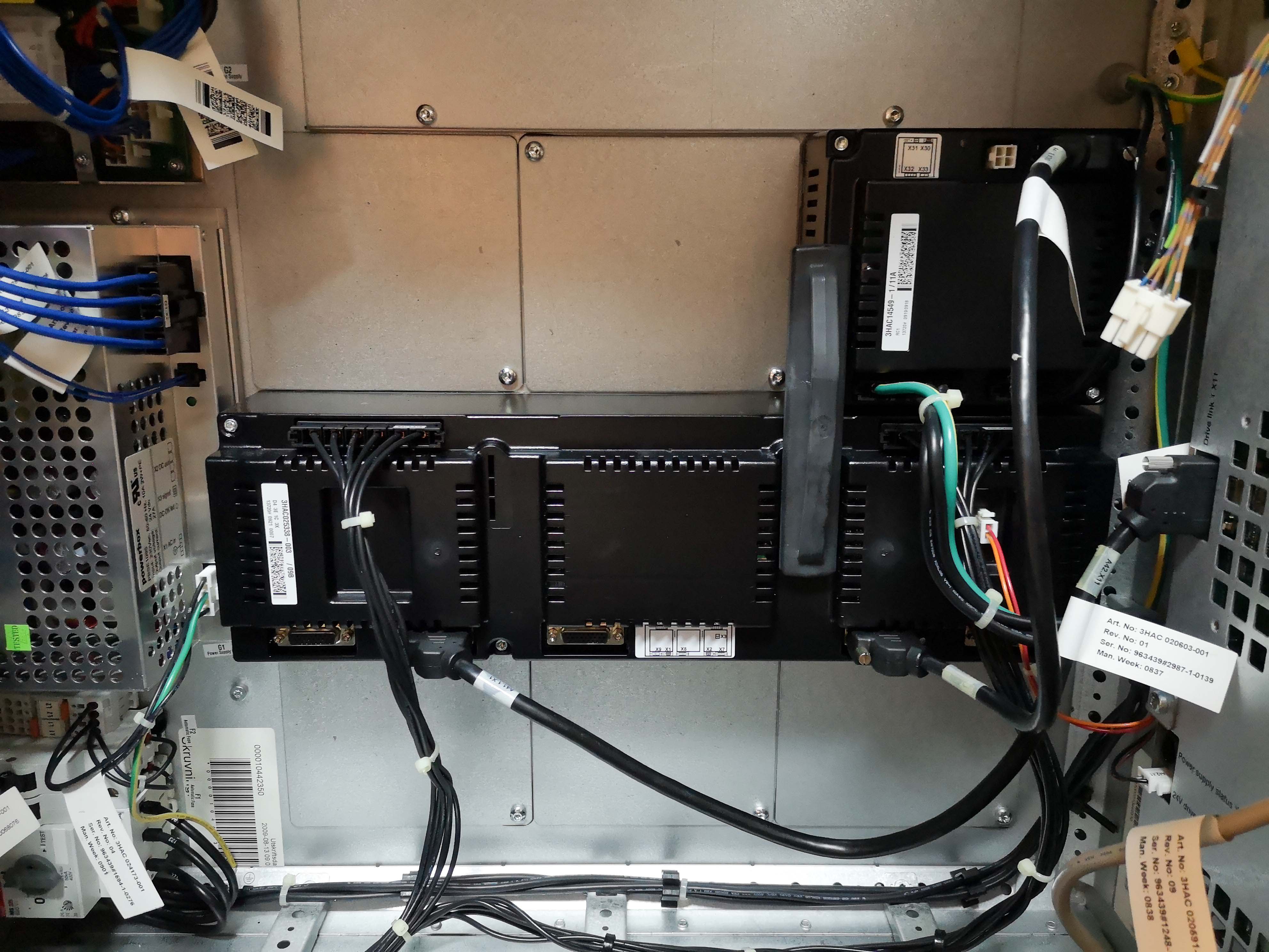 11424 ABB ROBOT CONTROLLER, DSQC 377B 3HNE 01586-1/15 IRC5 M2004